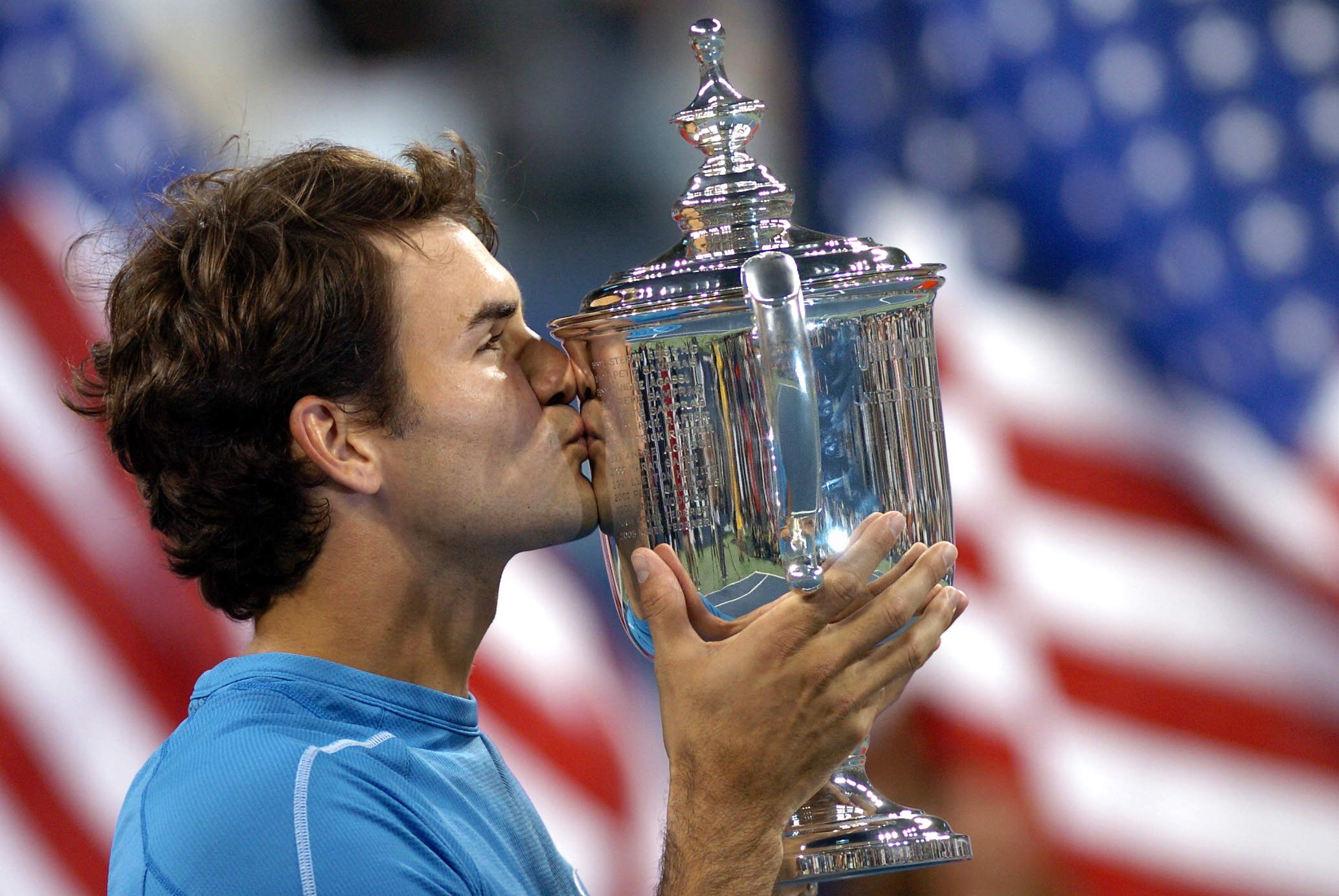 爱游戏APP-费德勒在巴塞罗那比赛中锐不可当，大比分获胜引发热议！-爱游戏APP