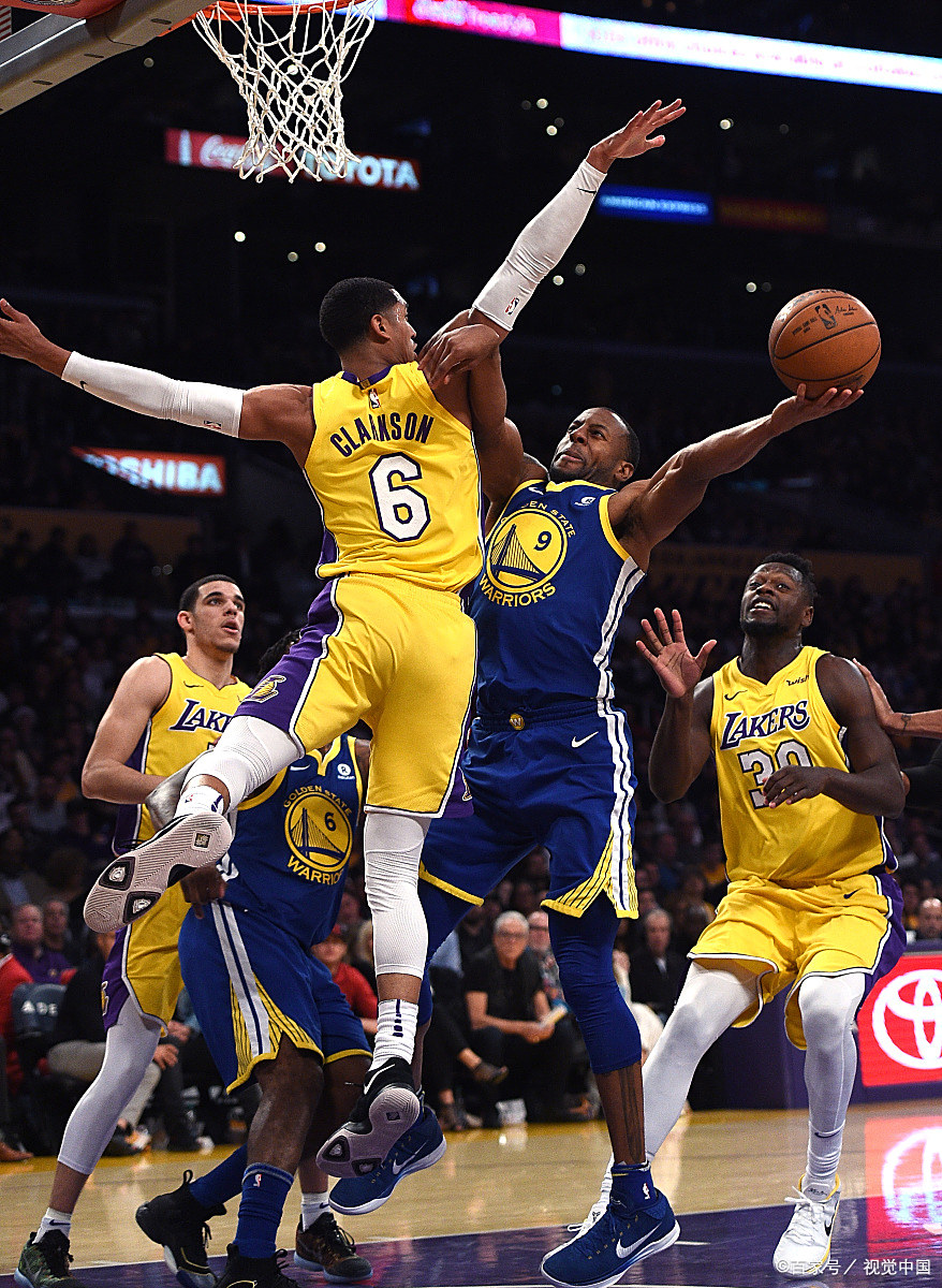 爱游戏官网-德布劳内重返赛场，比赛局势复杂首场状态出色，湖人观众沸腾！-爱游戏官网